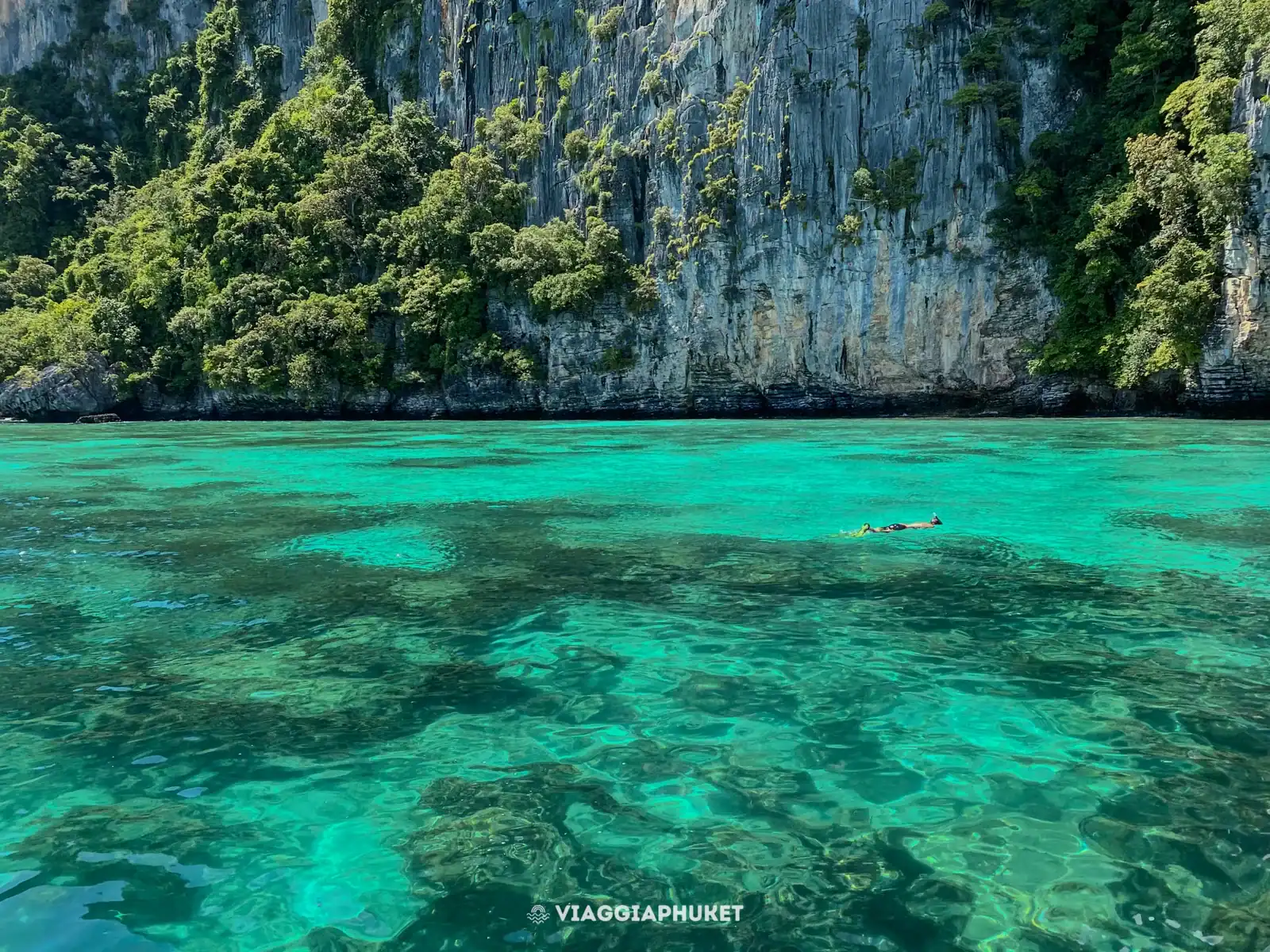 Mare calmo alle Phi Phi Island nella stagione secca