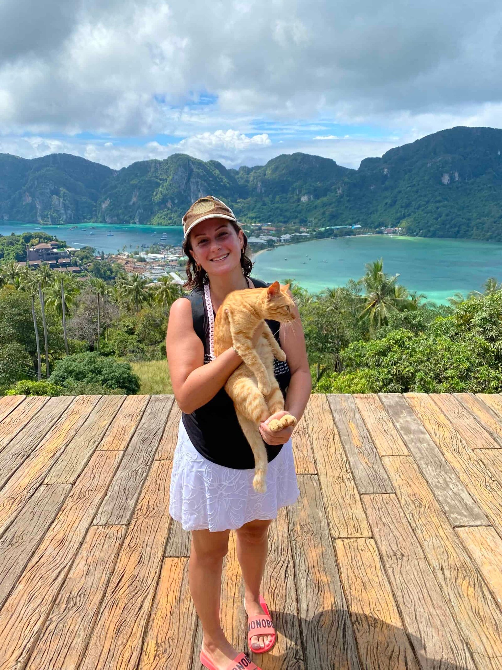Phi Phi Viewpoint con vista sulle baie e gatto