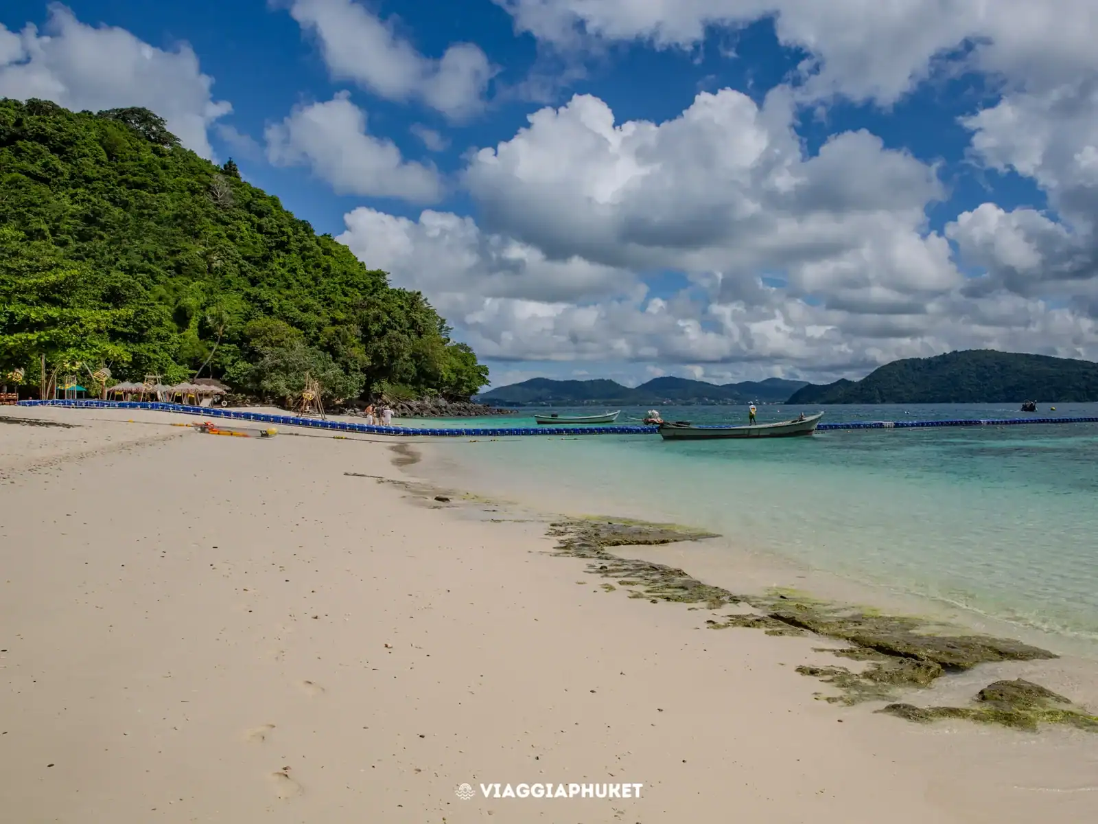 Mare e costa di Coral Island vicino Phuket