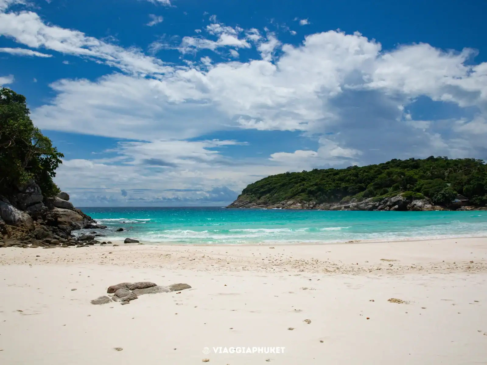 Spiaggia bianca e mare turchese a Racha Yai vicino Phuket