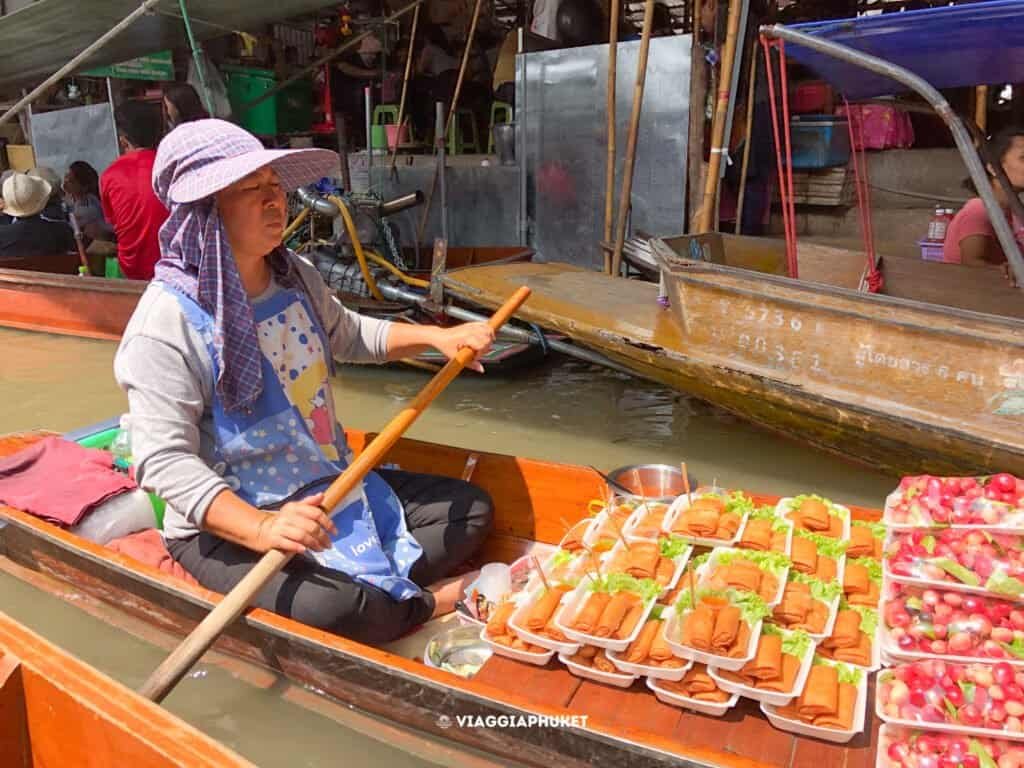 Escursione in italiano Bangkok Damnoen Saduak & Mae Klong Railway Market-5
