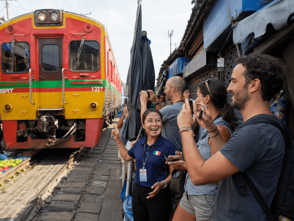mercato galleggiante e del treno a bangkok in italiano