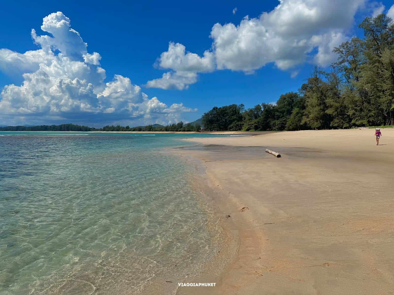 Spiaggia del Parco Nazionale Sirinat a Phuket con mare e alberi