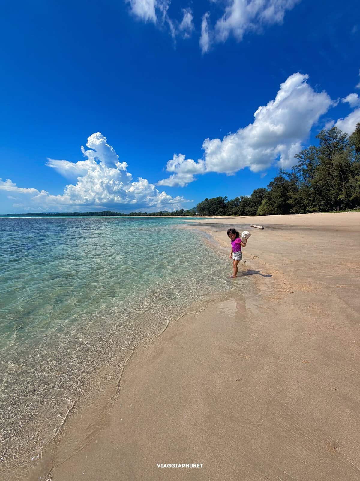 Spiaggia di Sirinat con mare e alberi tropicali