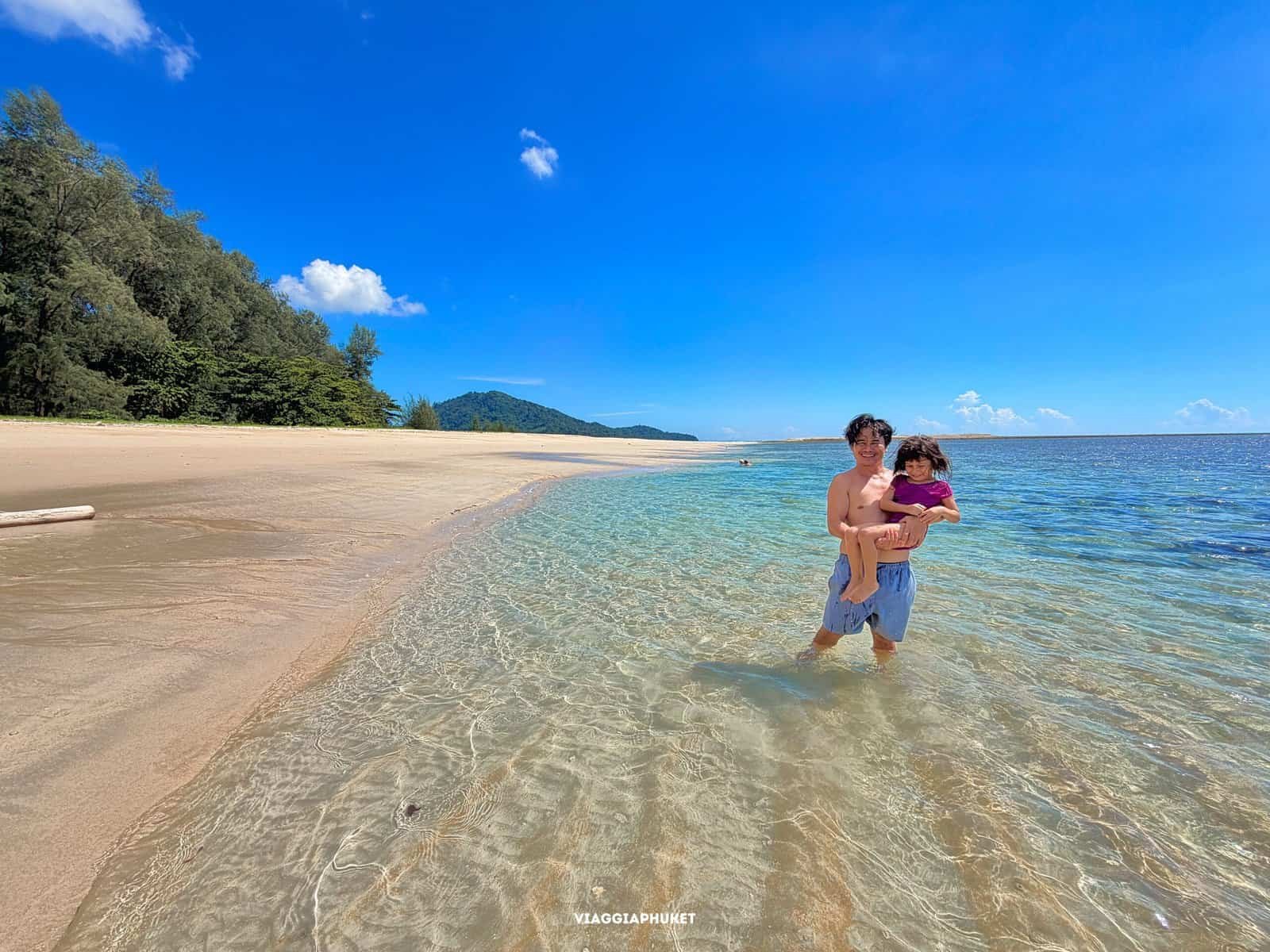 Spiaggia naturale nel Parco Nazionale Sirinat Phuket