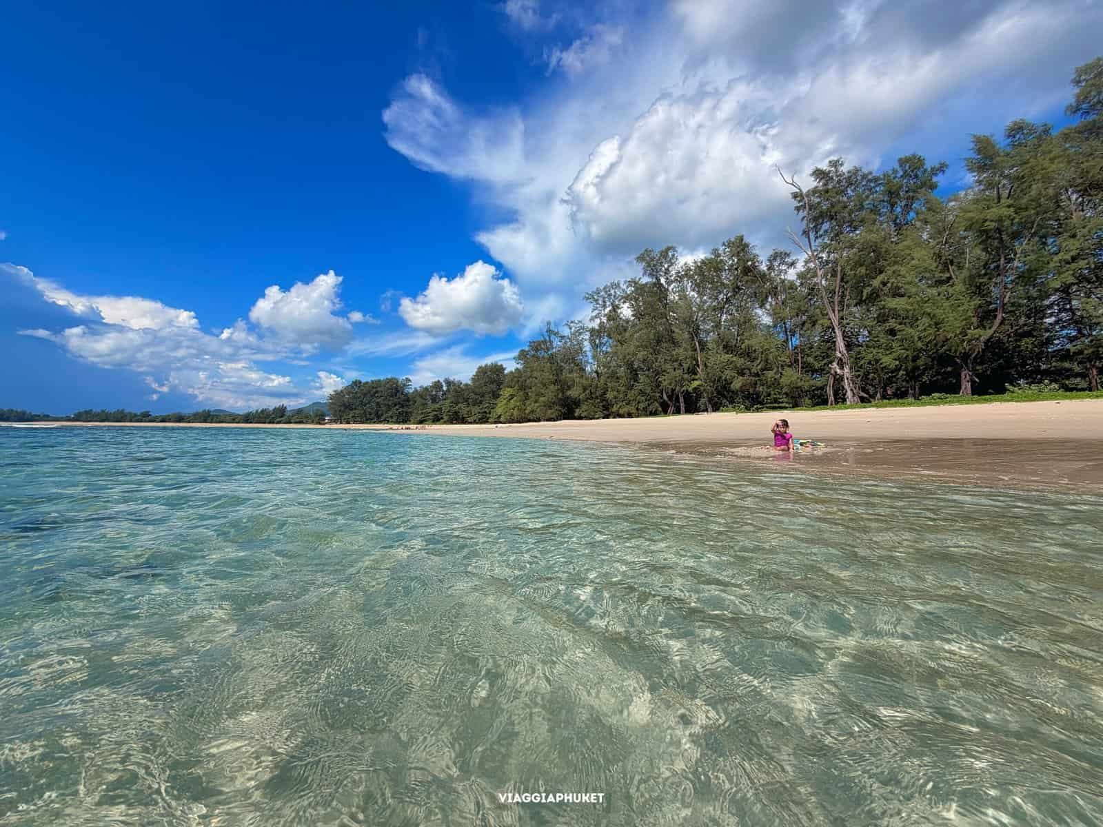Vista panoramica della spiaggia di Sirinat Phuket