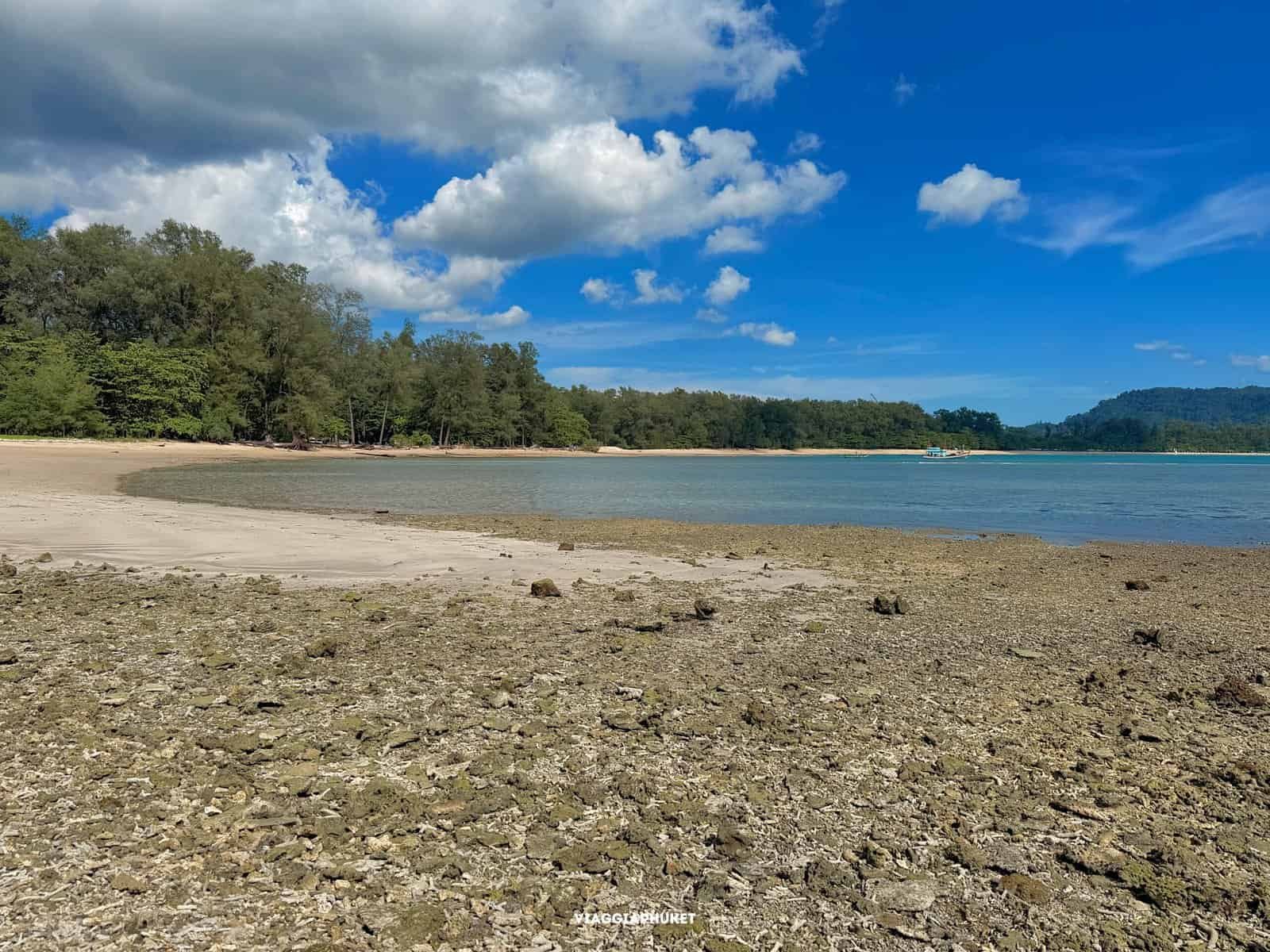 Paesaggio costiero del Parco Nazionale Sirinat Phuket