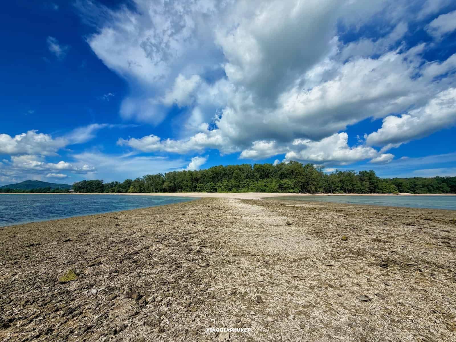 Spiaggia e natura nel Sirinat National Park Phuket
