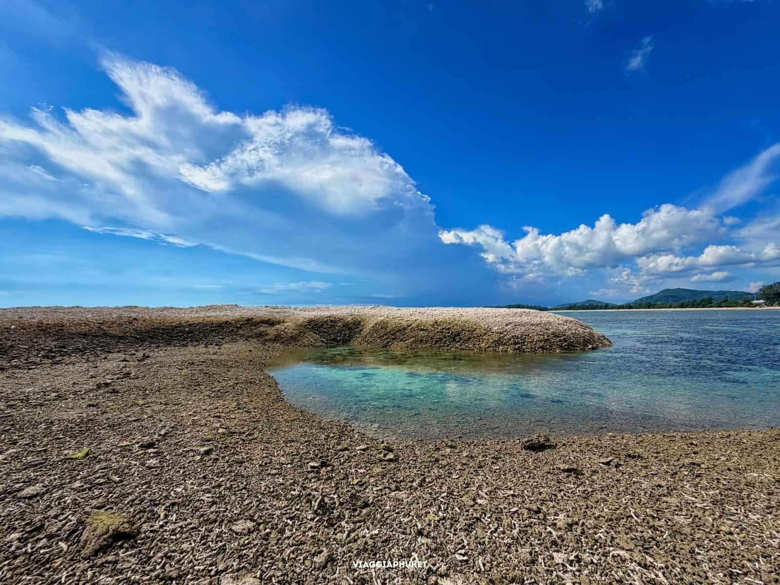 Mare e spiaggia naturale al Parco Sirinat Phuket