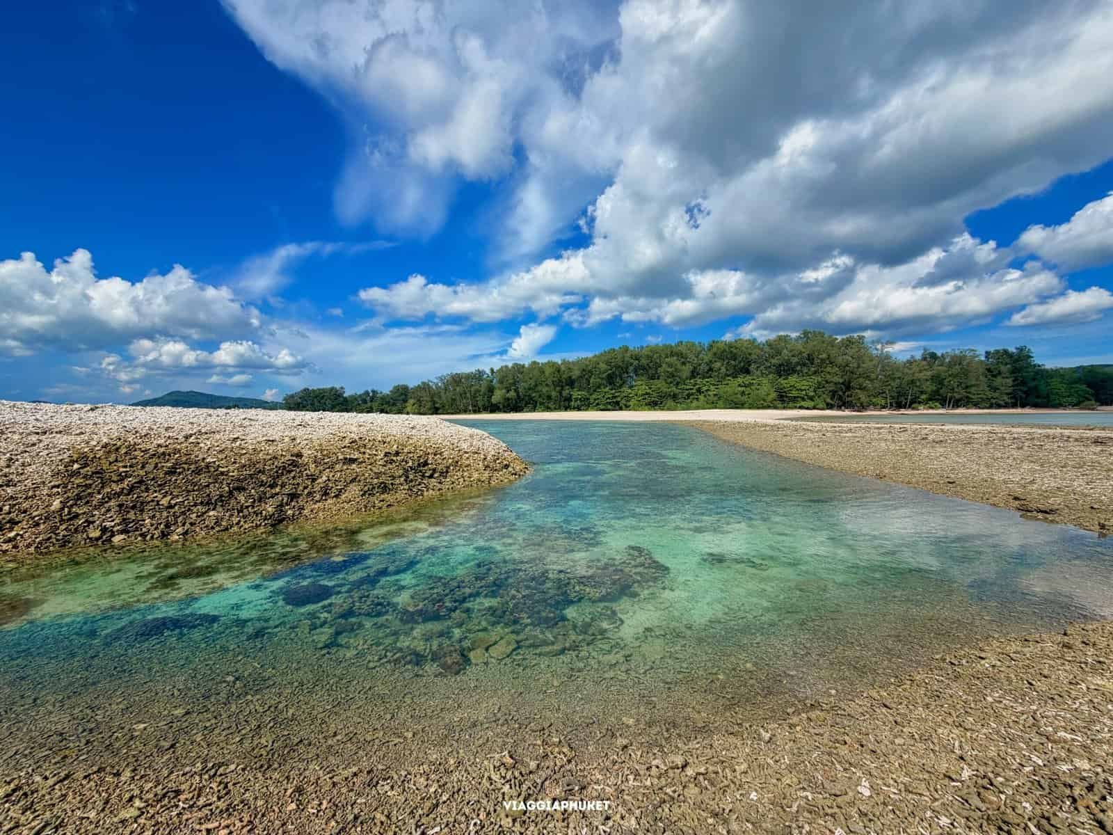 Spiaggia panoramica a Sirinat Phuket