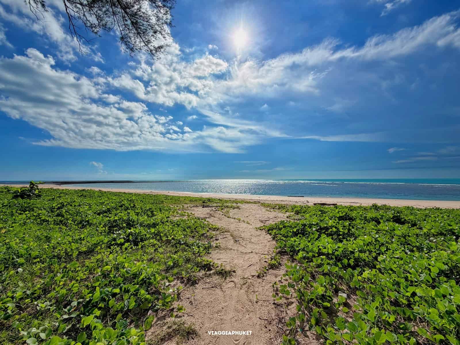 Spiaggia del Parco Nazionale Sirinat Phuket al tramonto