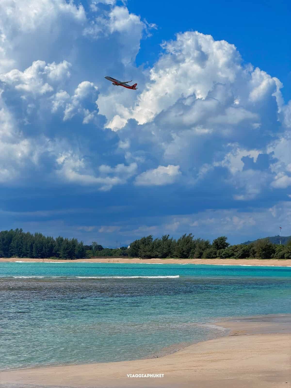 Spiaggia di Sirinat National Park Phuket ideale per picnic e relax