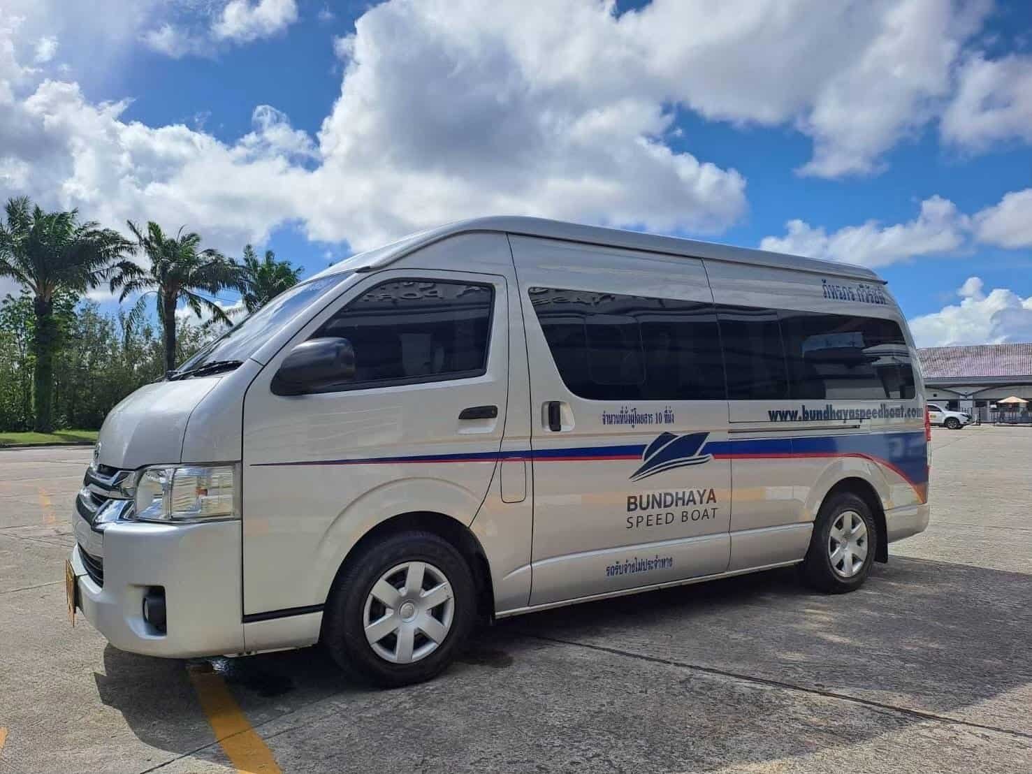 Van Bundhaya per il pick-up hotel