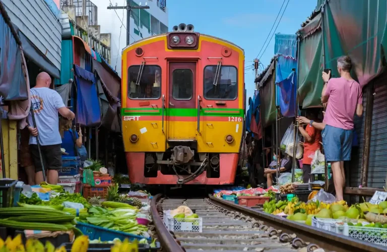 Tour di gruppo a Bangkok Escursione in italiano Bangkok mercato del treno e mercato galleggiante